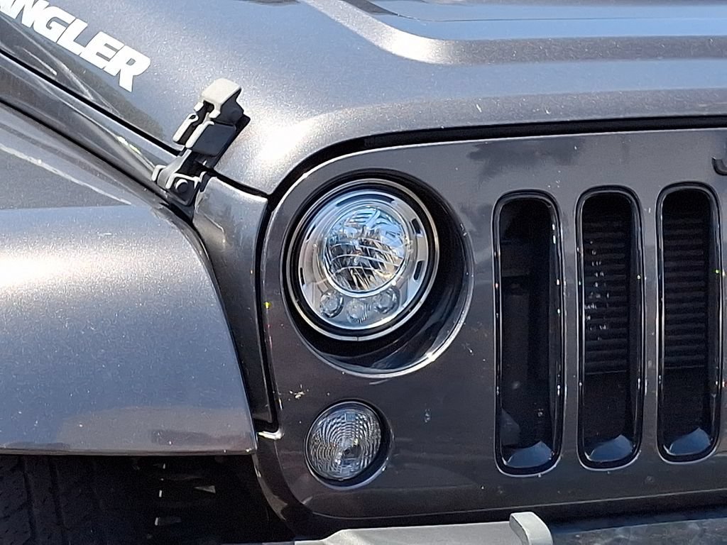 Used 2018 Jeep Wrangler Unlimited Sahara AWD/4WD image 8