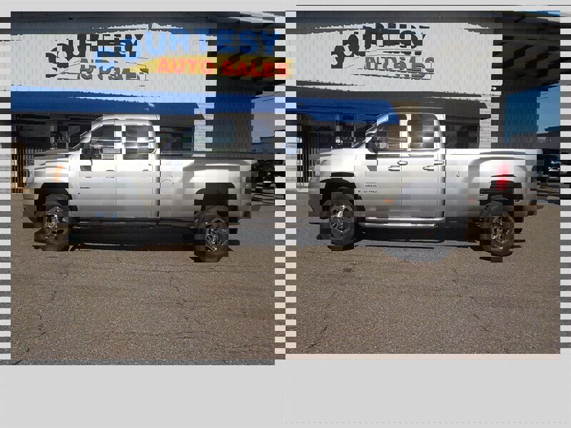 Used 2009 GMC Sierra 3500 SLT w/ SLT Convenience Package image 3