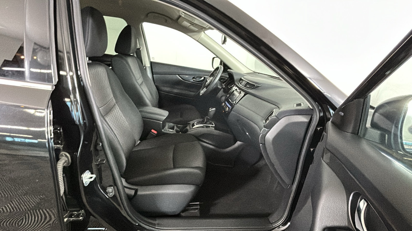 Used 2018 Nissan Rogue SV AWD/4WD image 34