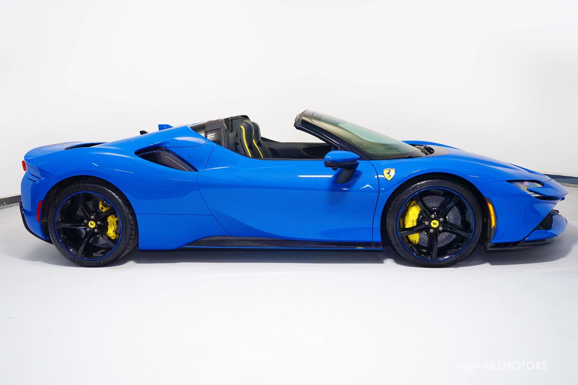 Used 2025 Ferrari SF90 Spider image 4