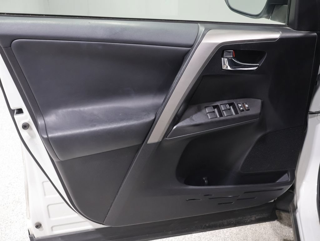 Used 2017 Toyota RAV4 XLE AWD/4WD image 13