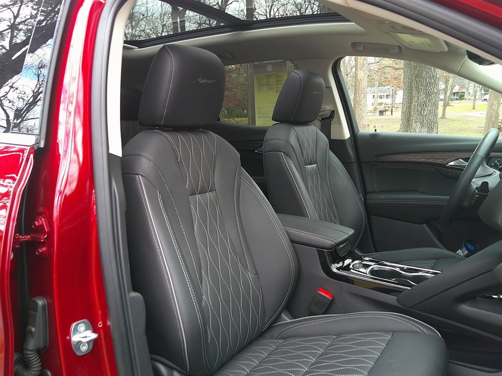 Used 2023 Buick Envision Avenir image 16