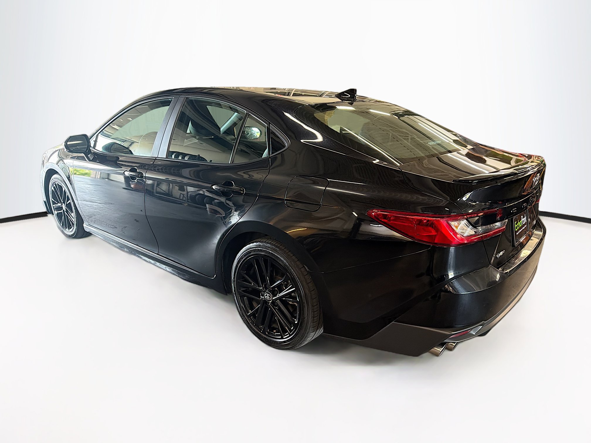Used 2025 Toyota Camry SE FWD image 5