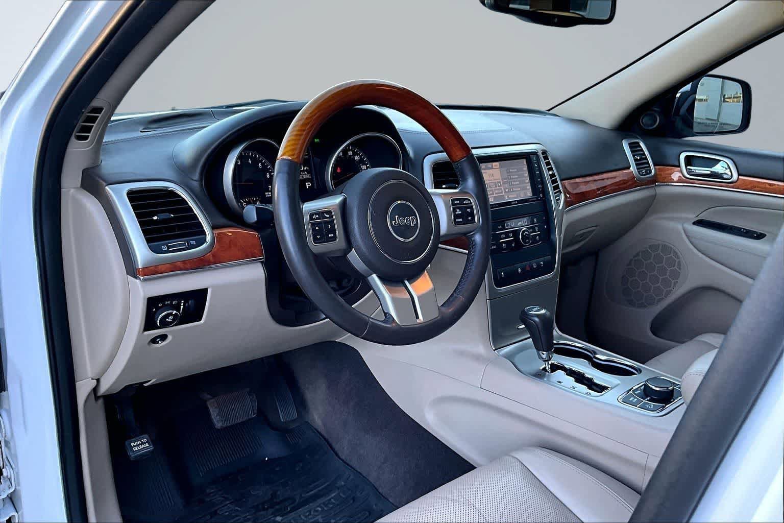 Used 2013 Jeep Grand Cherokee Overland w/ Advance Technology Group AWD/4WD image 2