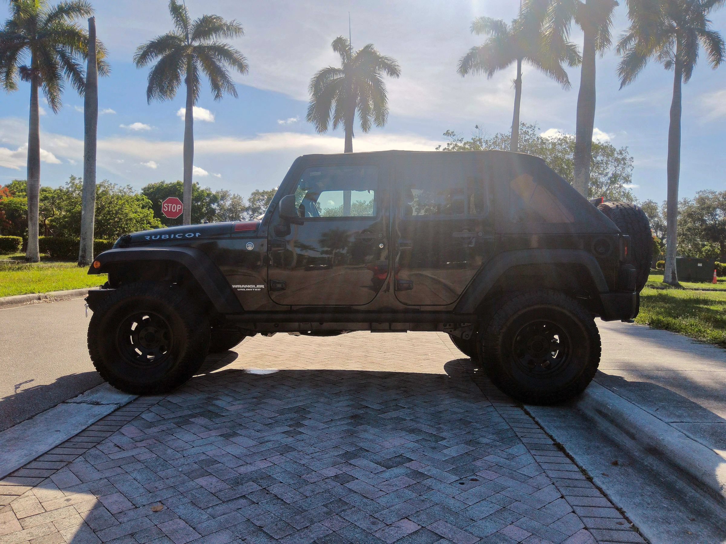 Used 2014 Jeep Wrangler Unlimited Rubicon w/ Connectivity Group AWD/4WD image 14