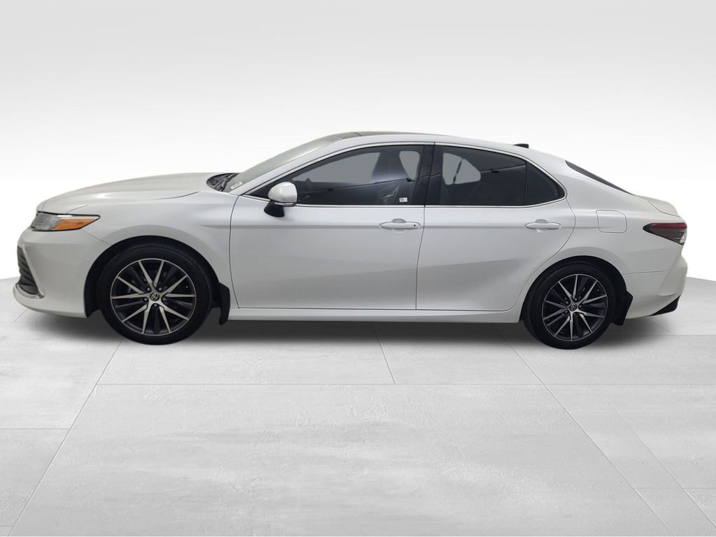 Used 2024 Toyota Camry XLE w/ Cold Weather Package image 9