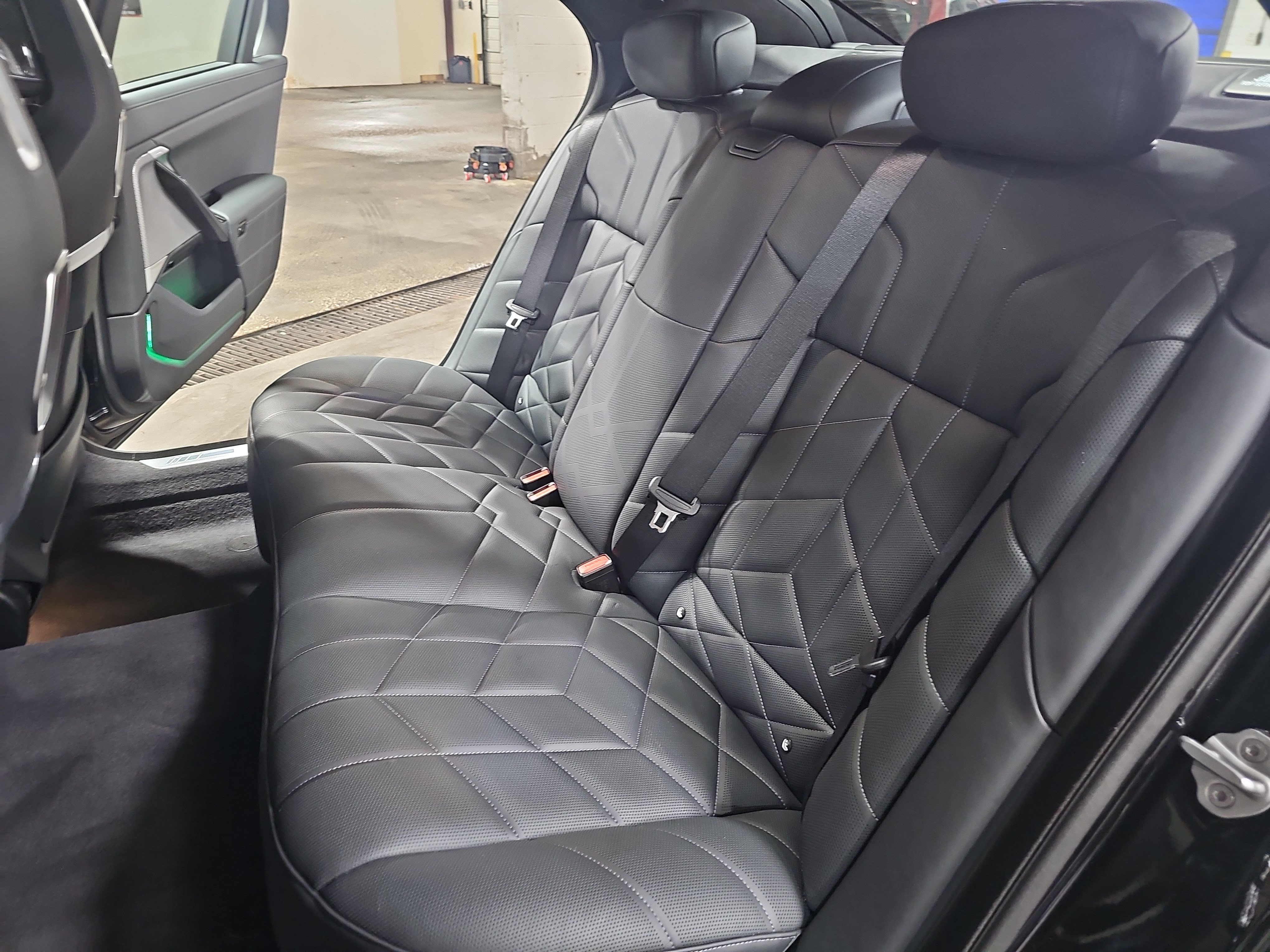 Used 2025 BMW 760i xDrive w/ Executive Package AWD/4WD image 15
