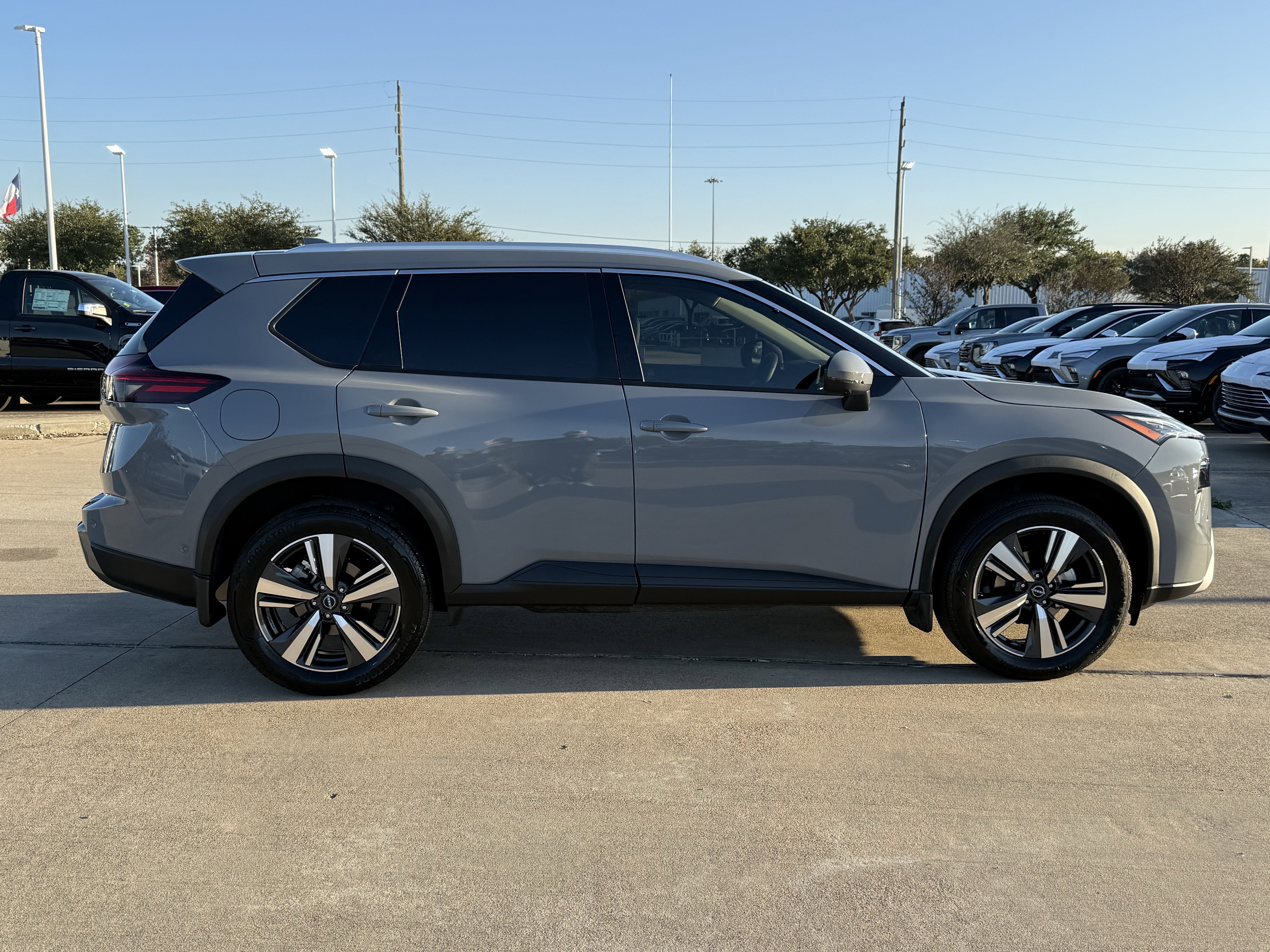 Used 2025 Nissan Rogue SL image 3