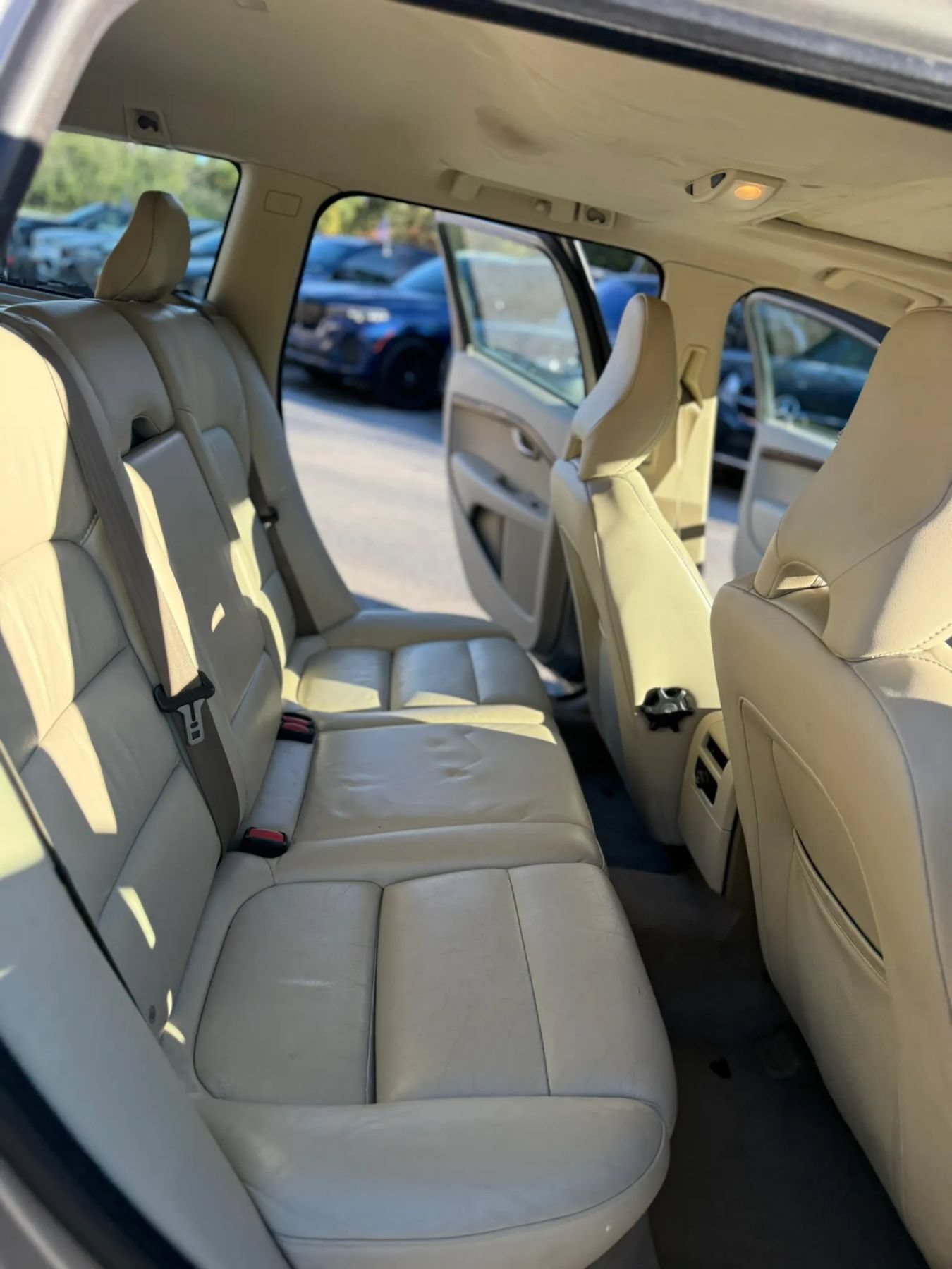 Used 2010 Volvo V70 R-Design FWD image 26