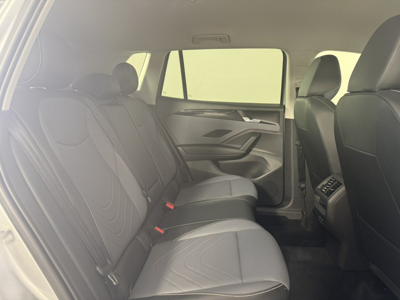 Used 2026 Volkswagen Tiguan SE AWD/4WD image 13