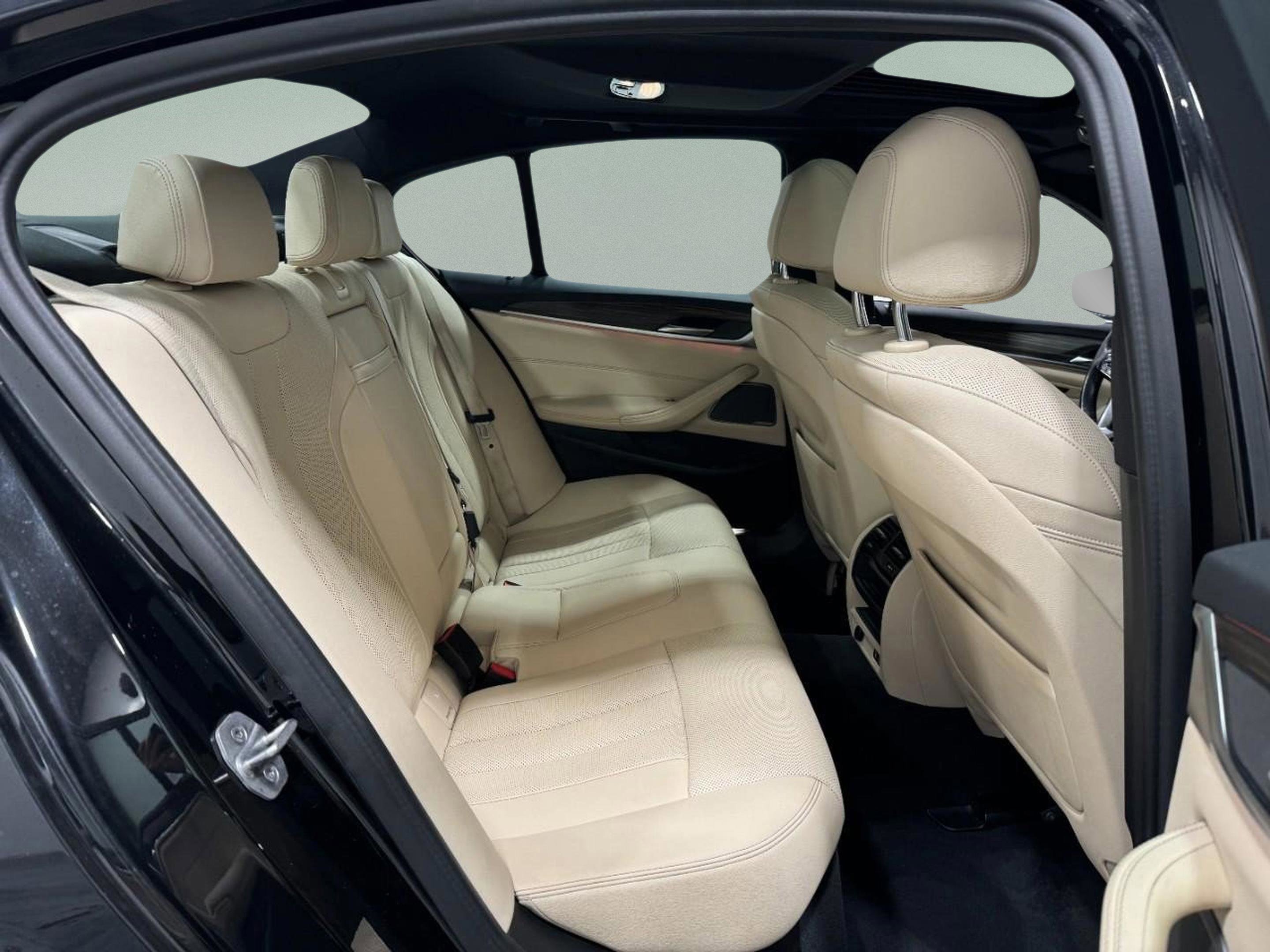Used 2022 BMW 540i xDrive w/ Premium Package image 9
