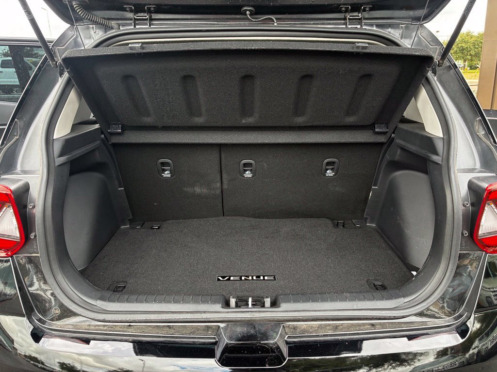 Used 2025 Hyundai Venue SE FWD image 11