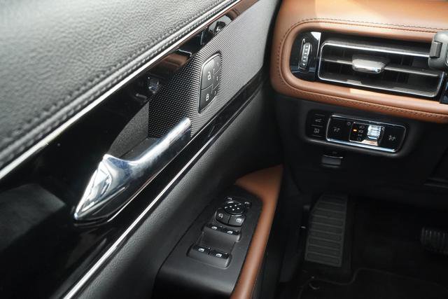 Used 2023 Lincoln Nautilus Reserve image 15