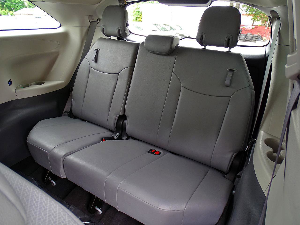 Used 2024 Toyota Sienna XLE FWD image 26