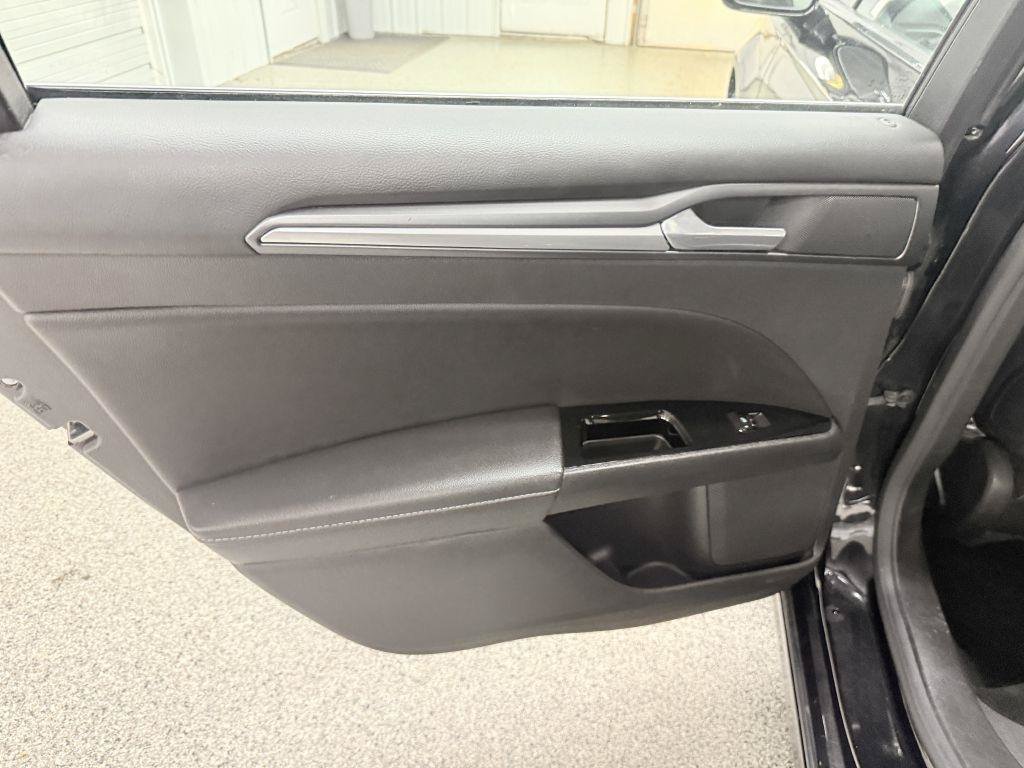 Used 2015 Ford Fusion Titanium FWD image 26