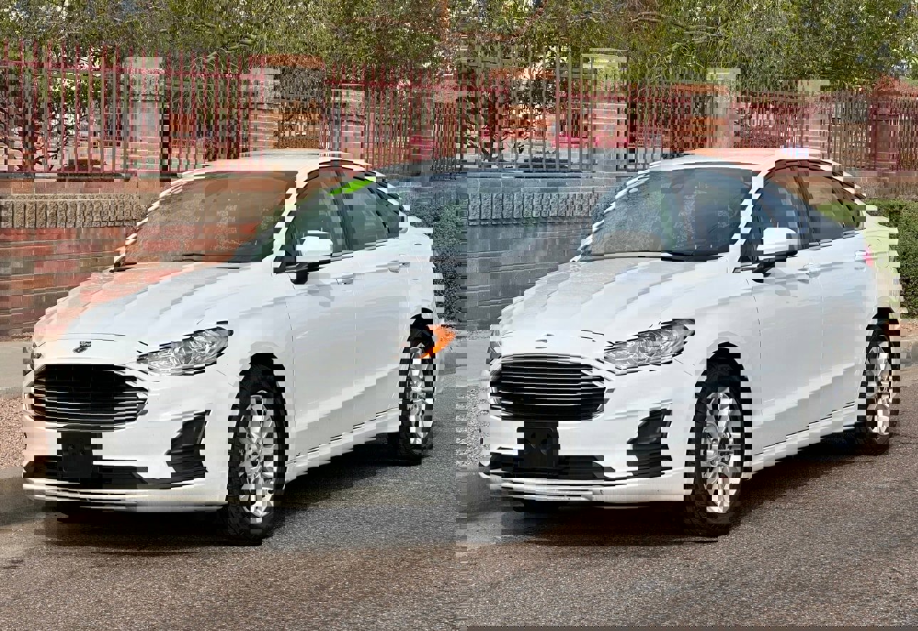 Used 2020 Ford Fusion SE image 1