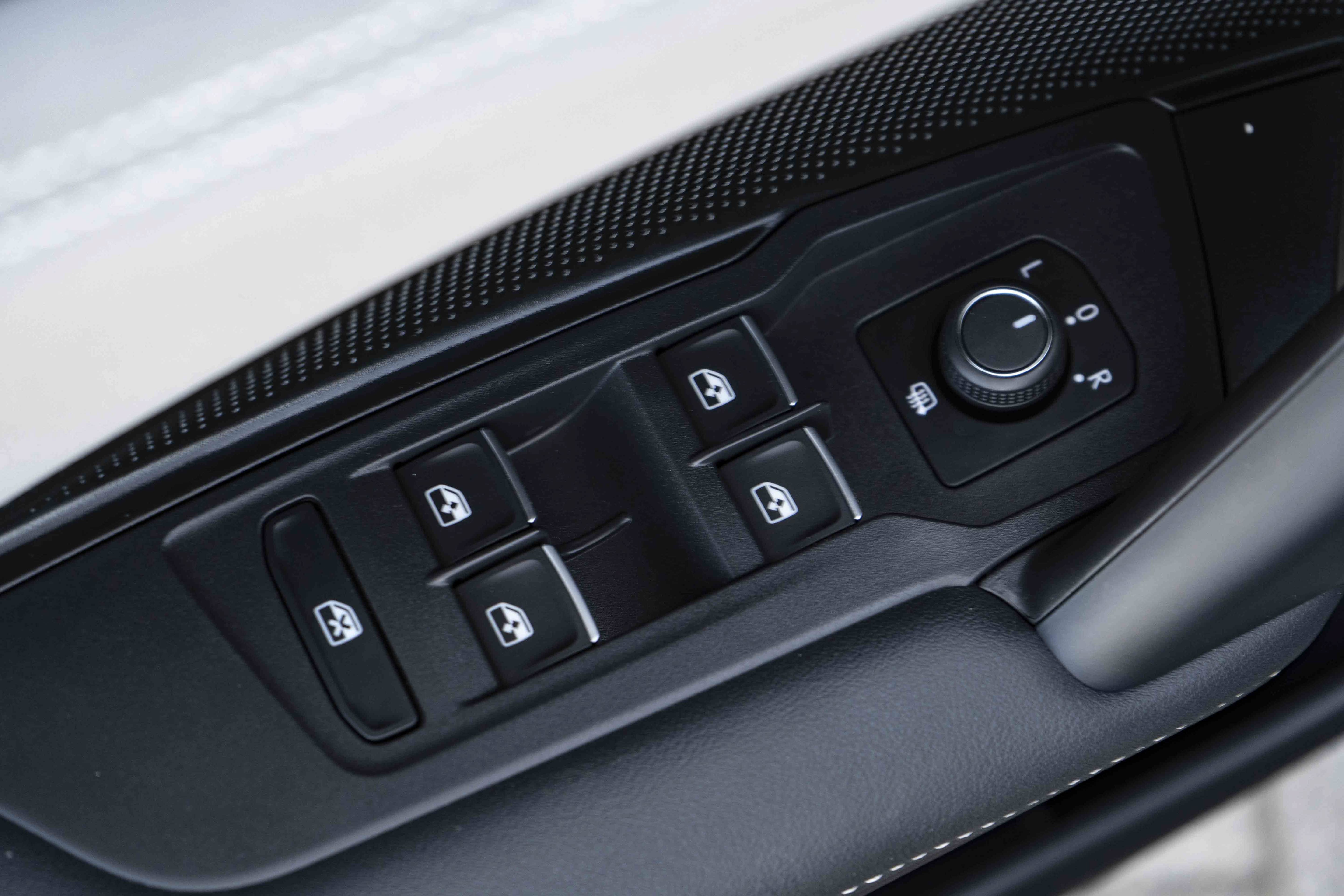 Certified 2026 Volkswagen Tiguan SE R-Line FWD image 32