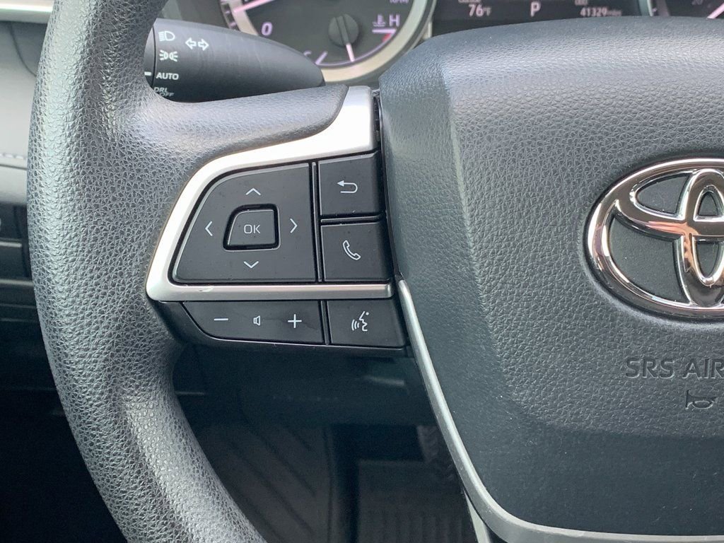 Used 2023 Toyota Highlander L image 12
