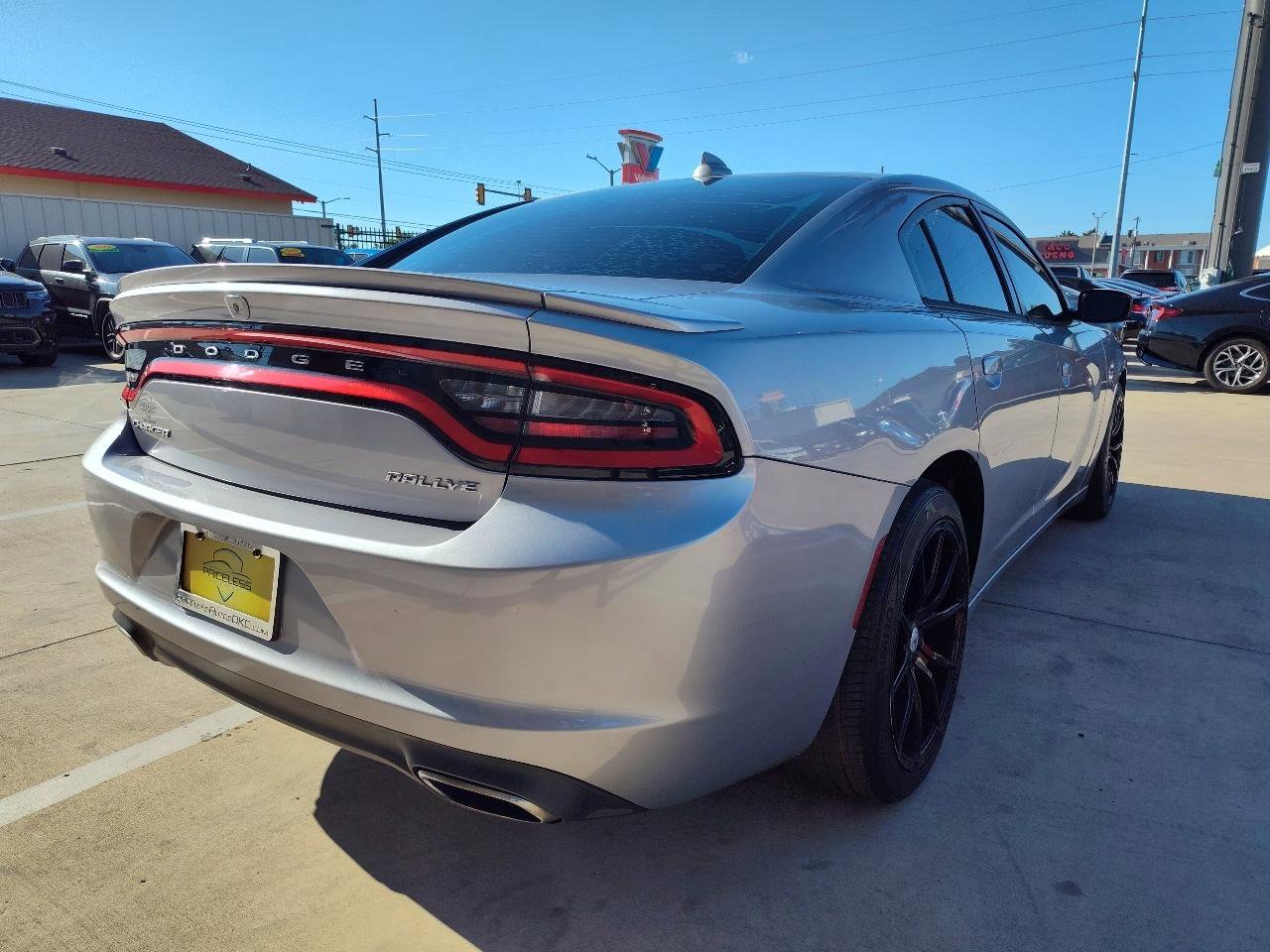 Used 2015 Dodge Charger SXT RWD image 4