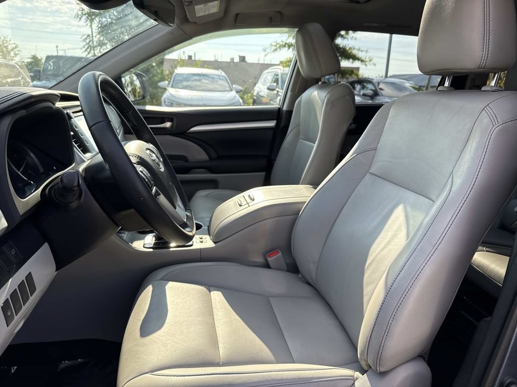 Used 2019 Toyota Highlander XLE AWD/4WD image 10