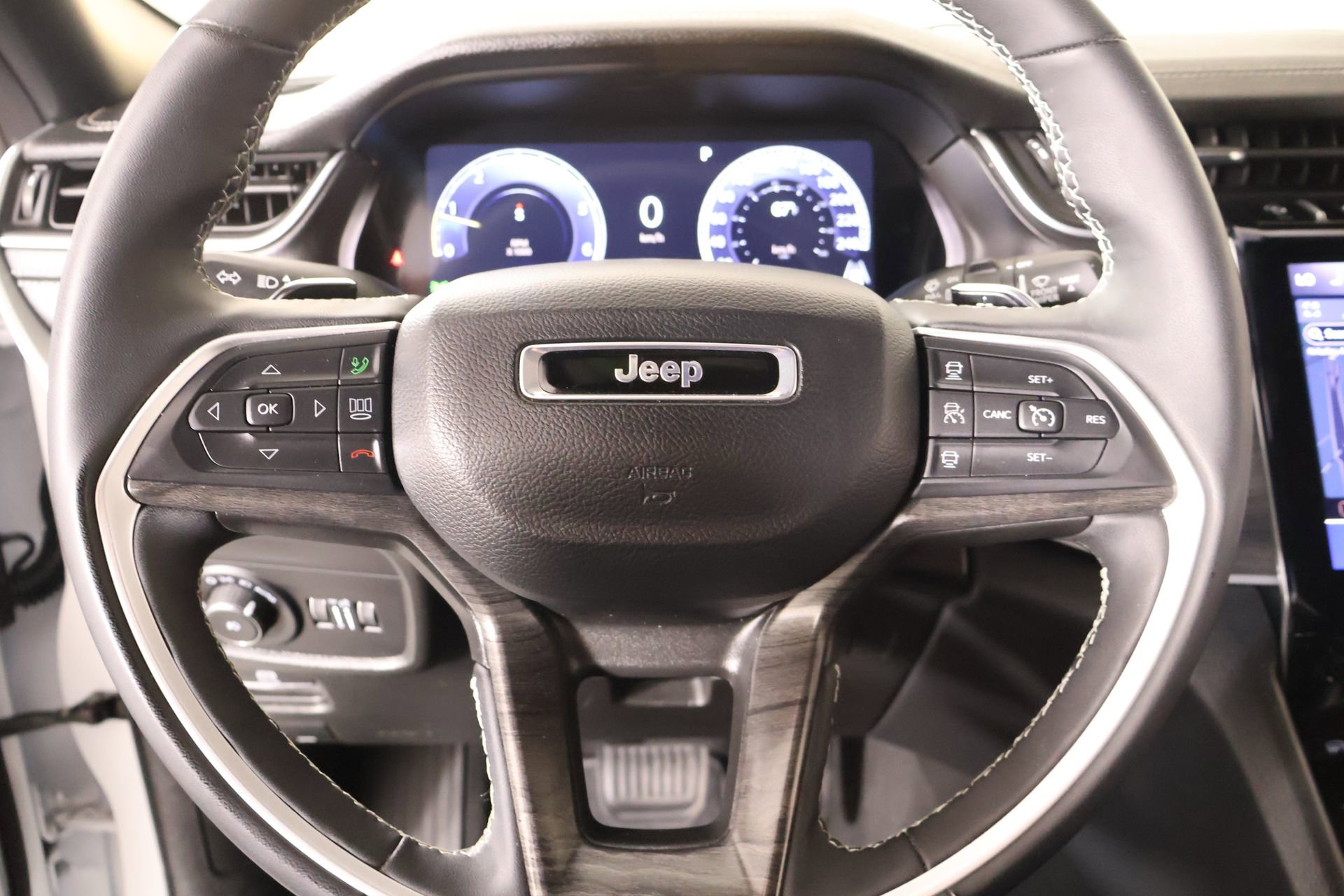 Used 2025 Jeep Grand Cherokee L Limited AWD/4WD image 3