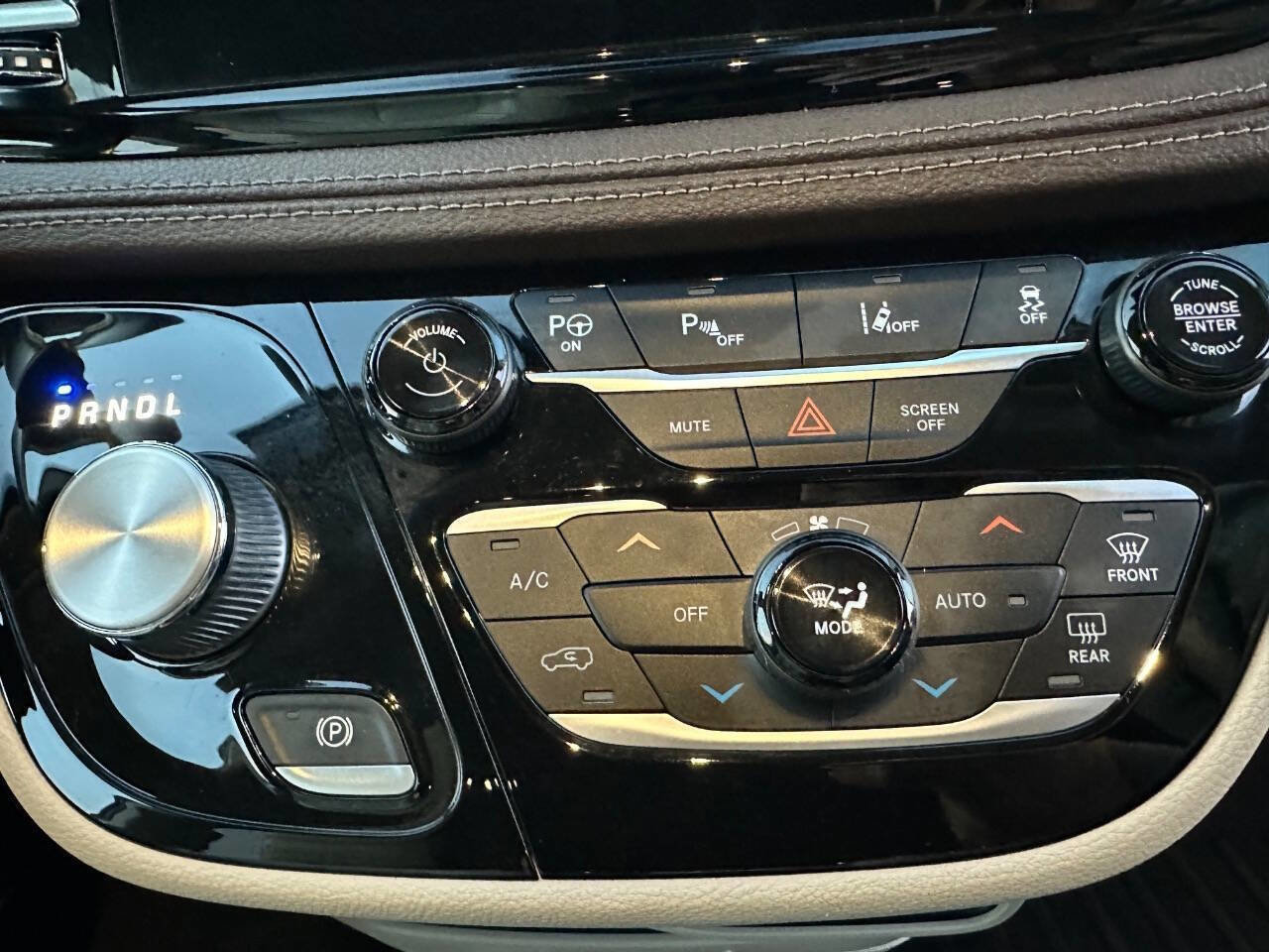 Used 2021 Chrysler Pacifica Touring-L FWD image 39