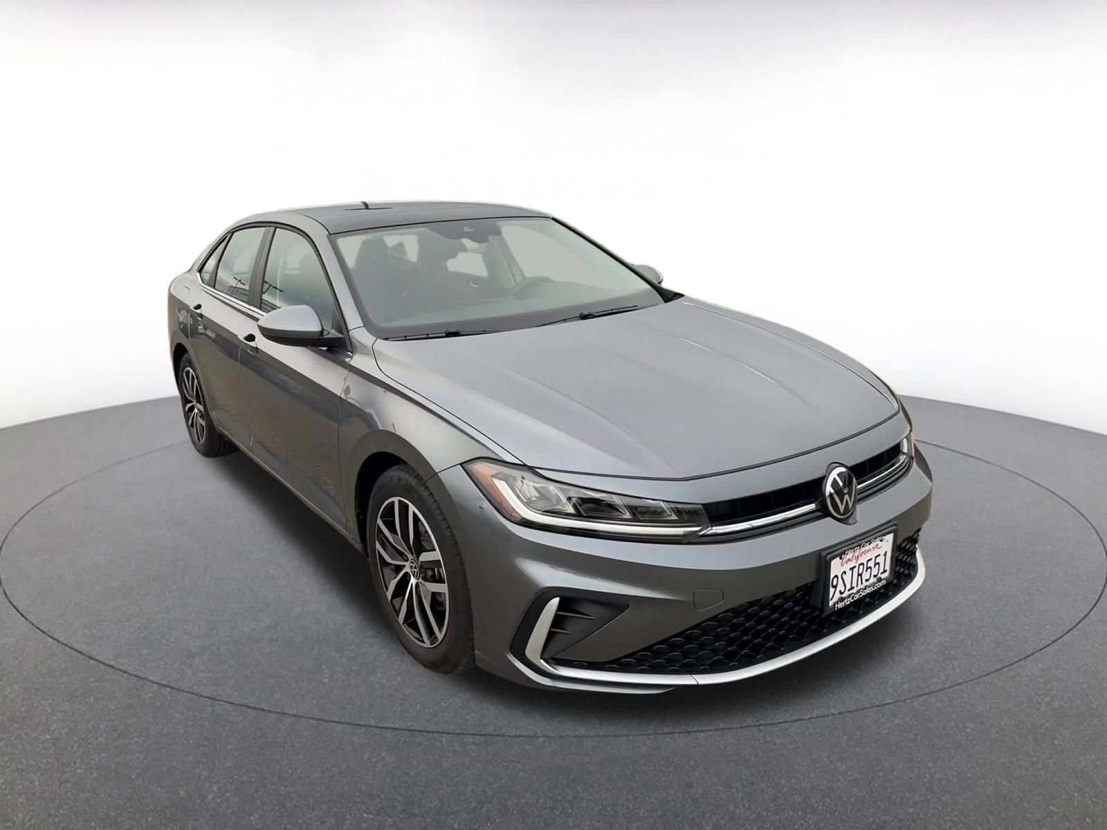 Used 2025 Volkswagen Jetta SE image 3