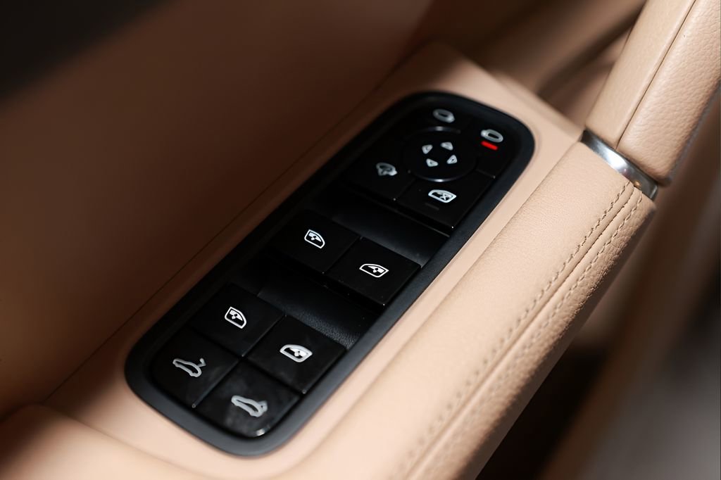 Used 2021 Porsche Cayenne S w/ Premium Package Plus image 23