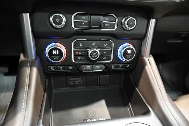 Used 2021 GMC Yukon XL SLT w/ SLT Premium Package image 18