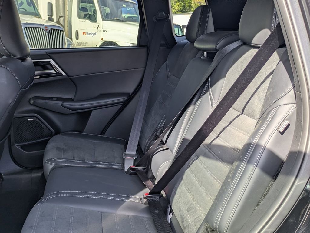 Used 2025 Mitsubishi Outlander SE image 25