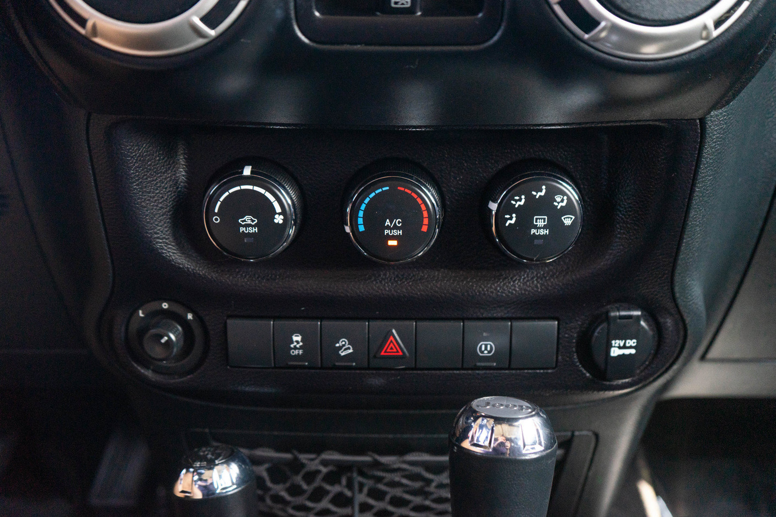 Used 2018 Jeep Wrangler Unlimited Sahara AWD/4WD image 16