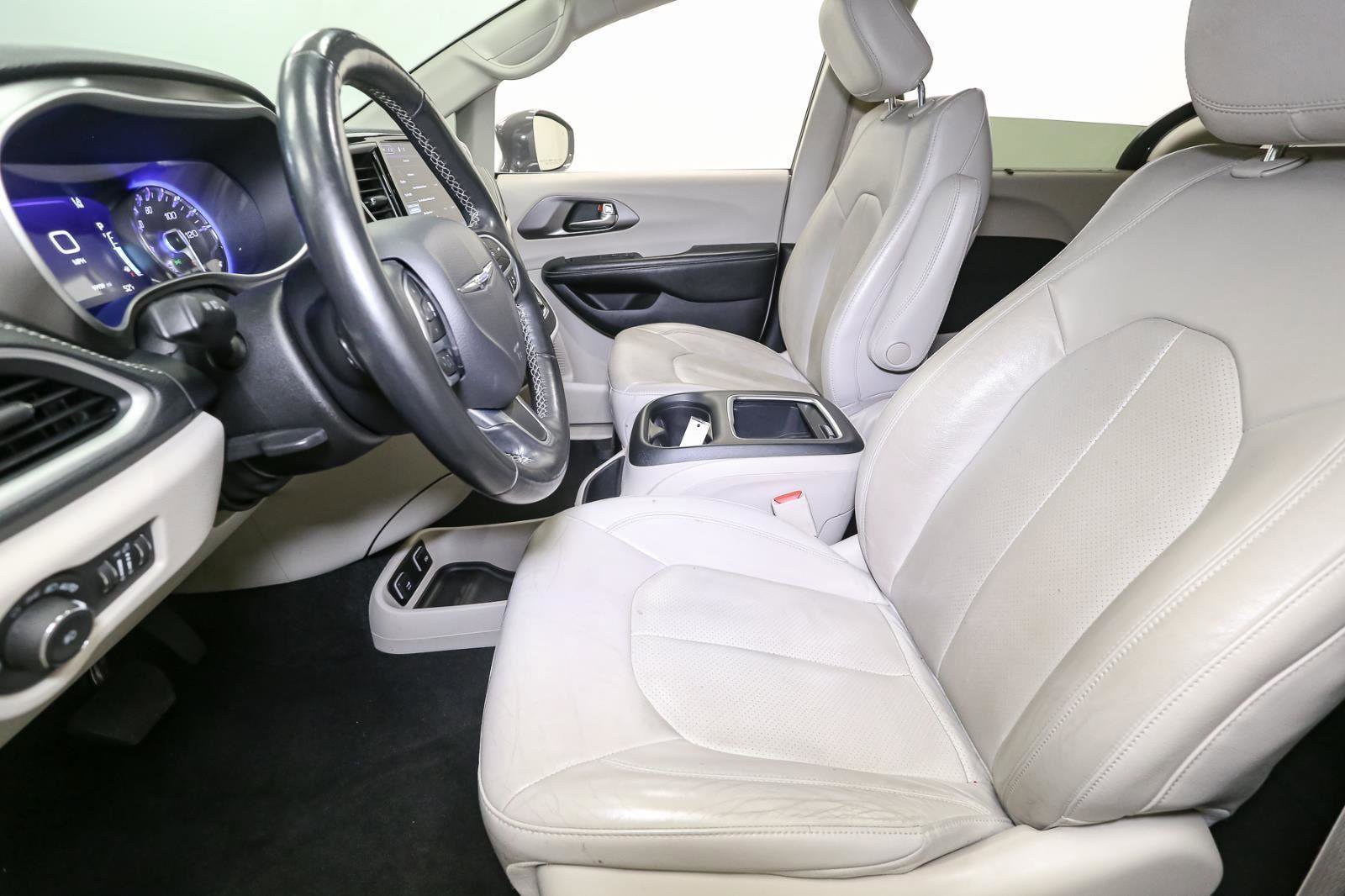 Used 2021 Chrysler Pacifica Touring-L image 42
