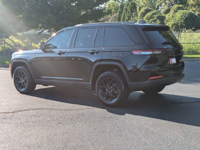 Used 2024 Jeep Grand Cherokee Altitude AWD/4WD image 6