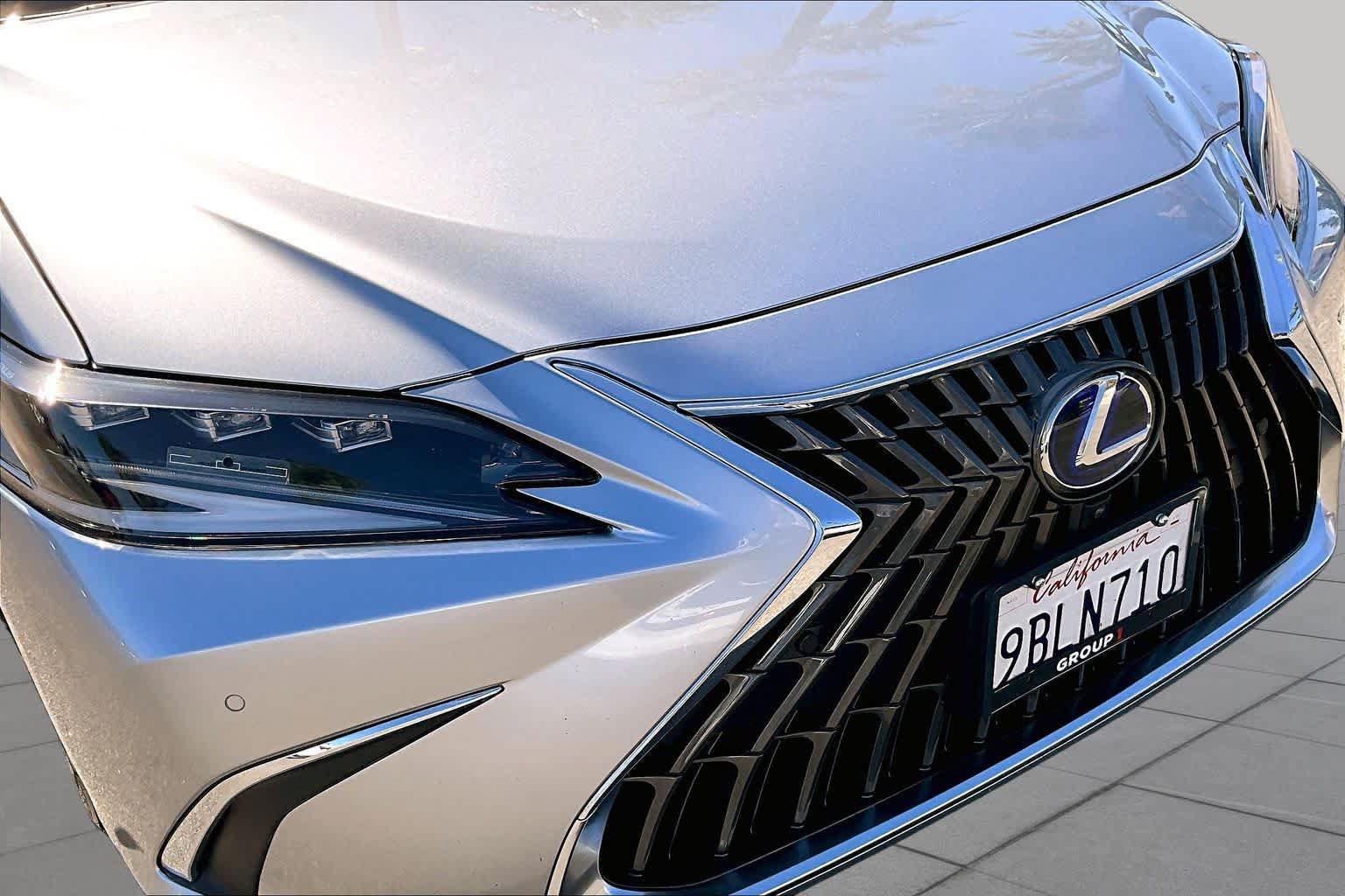 Used 2022 Lexus ES 300h w/ Accessory Package FWD image 28