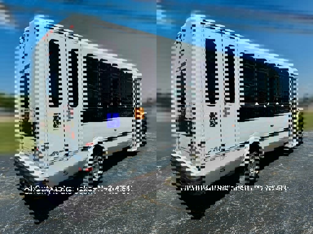 Used 2012 Ford F550 2WD Regular Cab Super Duty w/ Payload Upgrade Pkg image 3