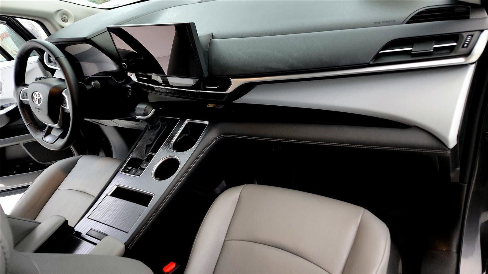 Used 2025 Toyota Sienna XLE w/ XLE Plus Package image 16