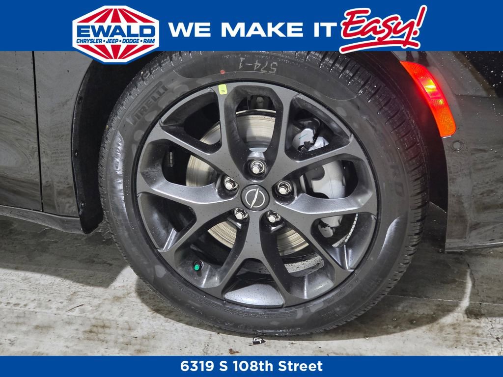 New 2026 Chrysler Pacifica Limited w/ S Appearance Package image 13