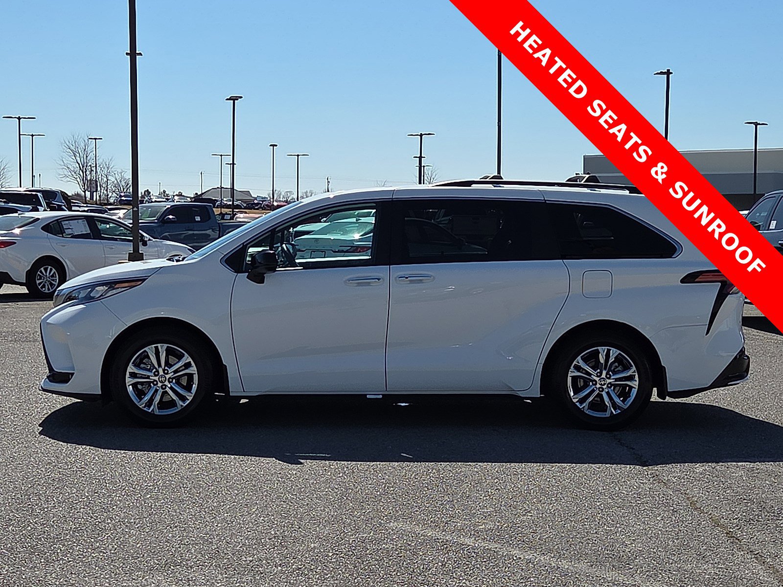 Used 2023 Toyota Sienna XSE w/ XSE Plus Package image 3