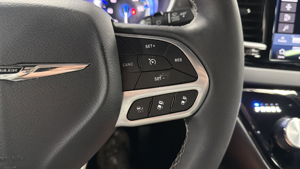 Used 2025 Chrysler Pacifica Select FWD image 23