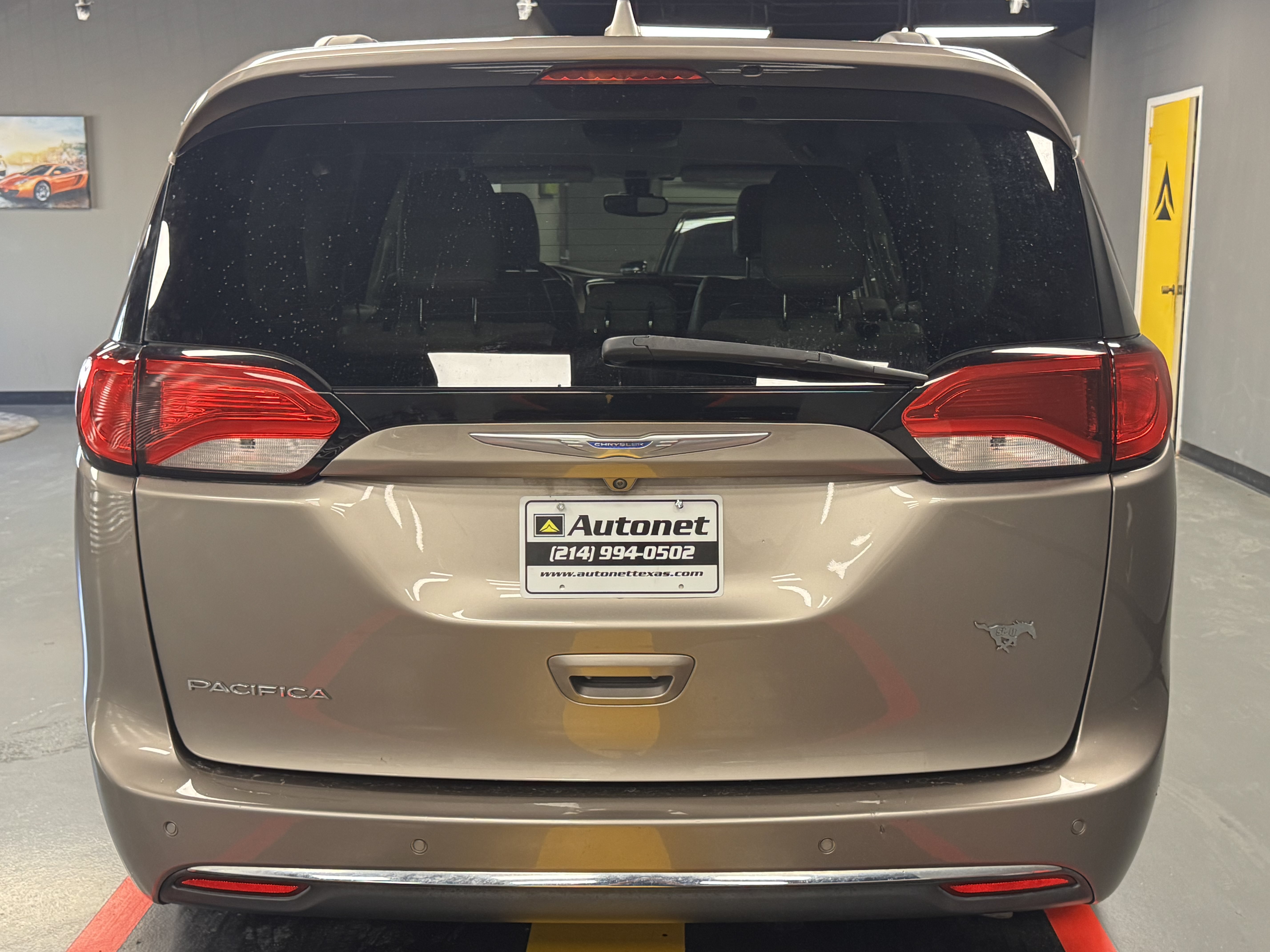 Used 2017 Chrysler Pacifica Touring-L FWD image 4