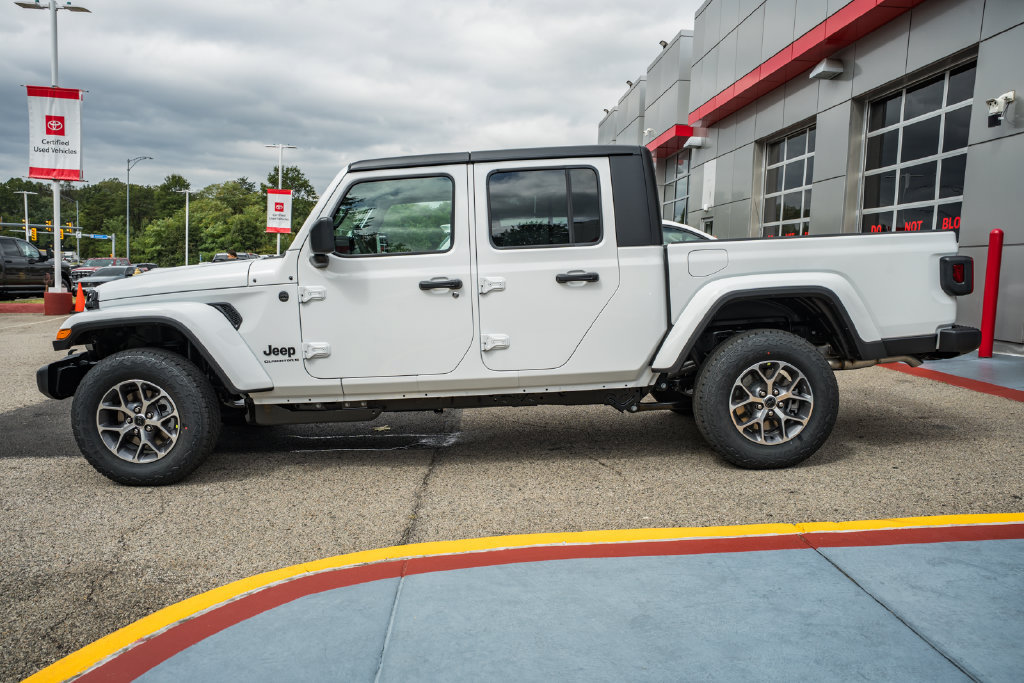 New 2027 Jeep Gladiator Sport AWD/4WD image 4