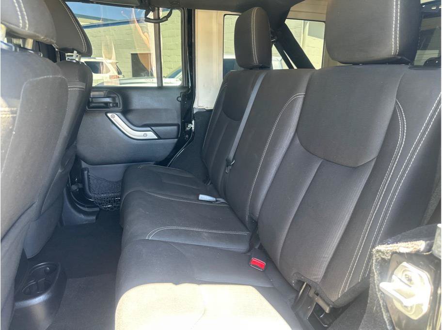 Used 2016 Jeep Wrangler Unlimited Rubicon w/ Connectivity Group AWD/4WD image 30