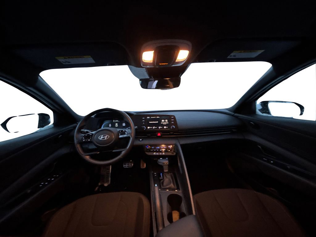 Used 2025 Hyundai Elantra Sport image 17