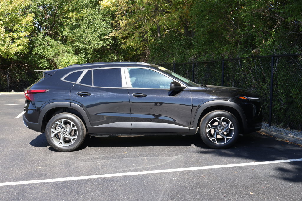 Used 2025 Chevrolet Trax LT FWD image 9