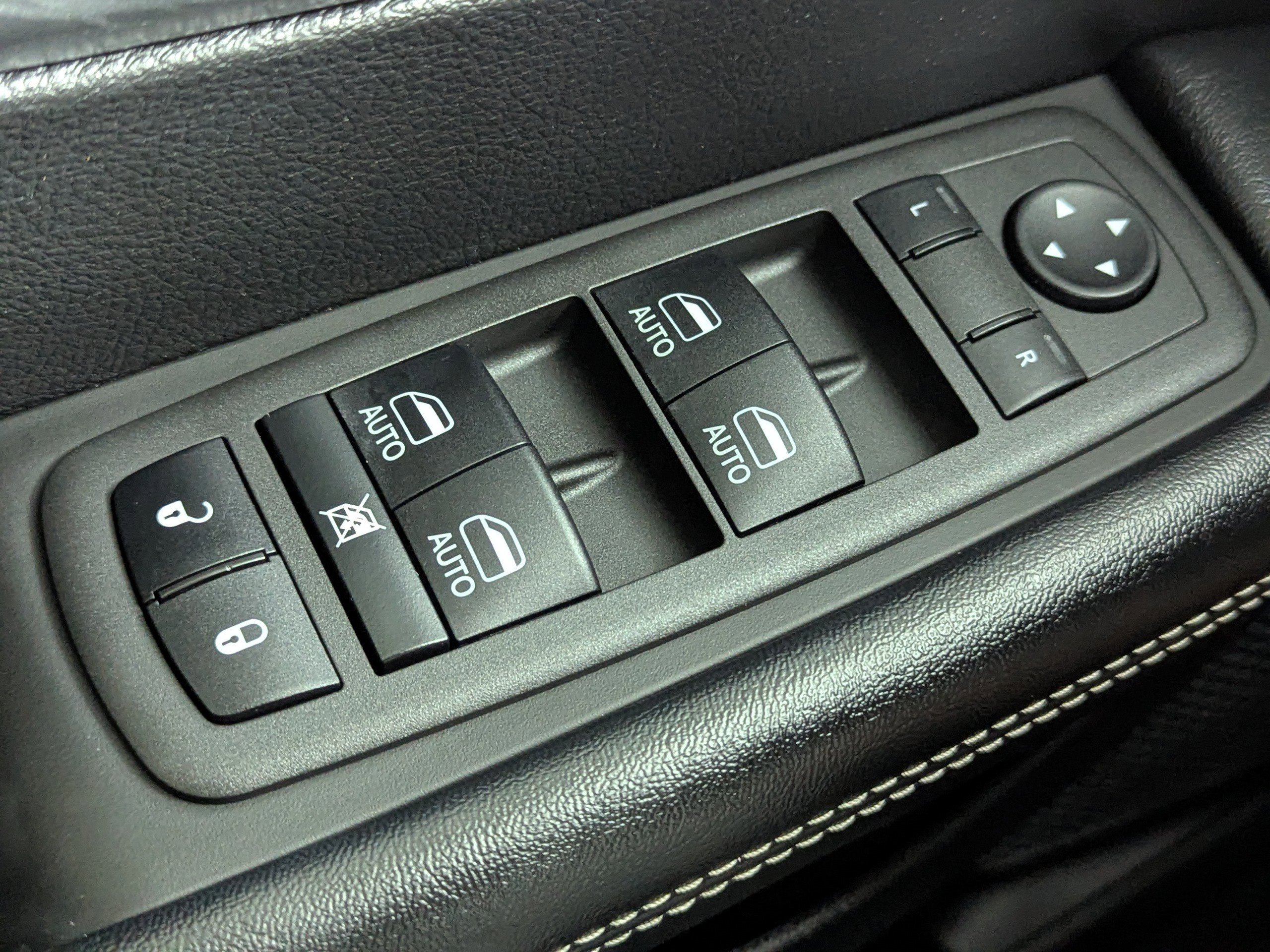 Used 2022 Chrysler Pacifica Touring-L w/ Uconnect Theater Family Group image 25