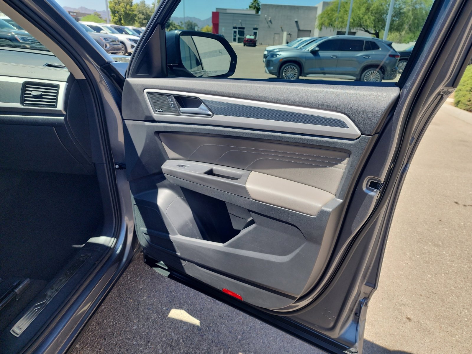 Used 2022 Volkswagen Atlas SEL Premium image 16