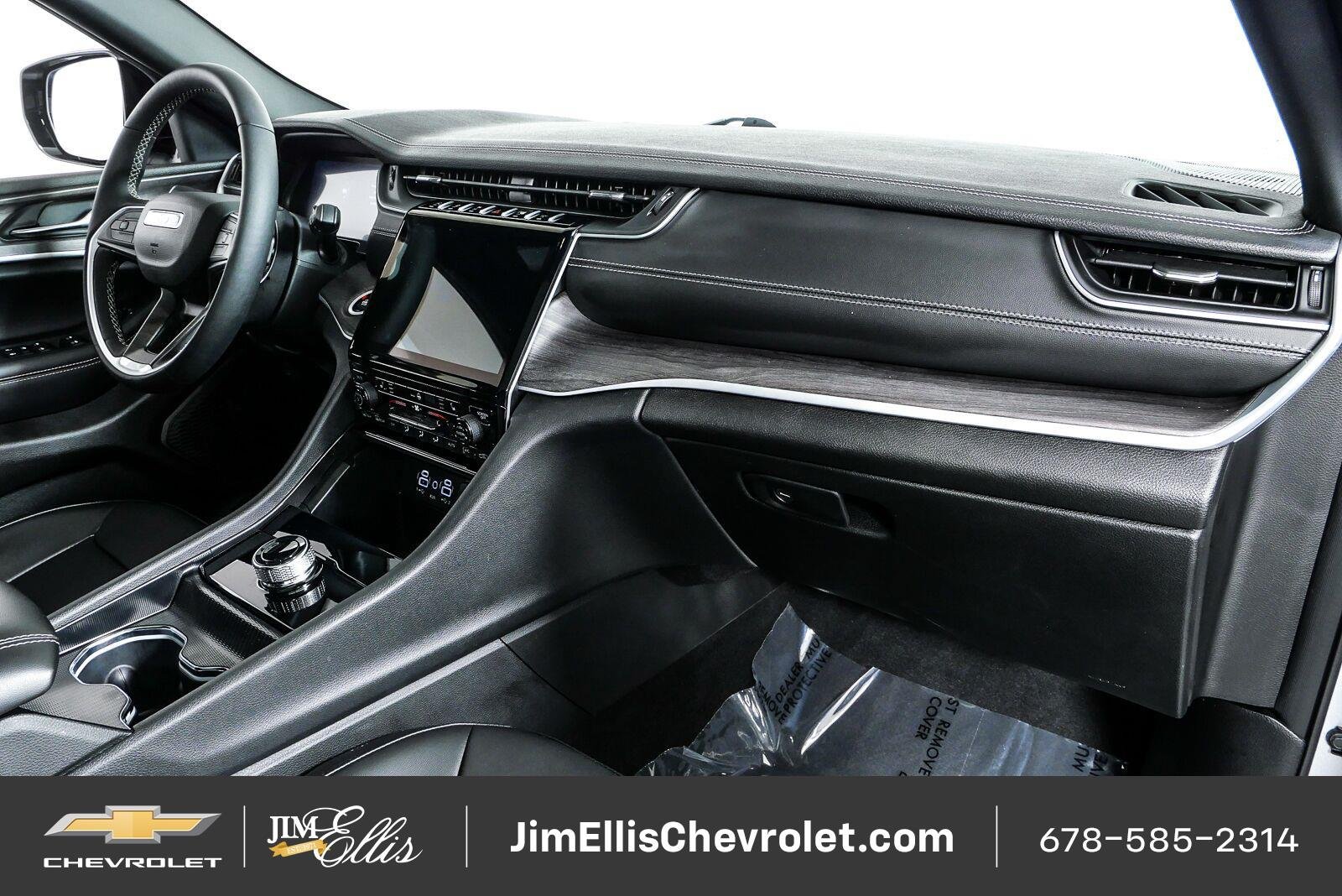 Used 2025 Jeep Grand Cherokee Limited w/ Black Appearance Package RWD image 24