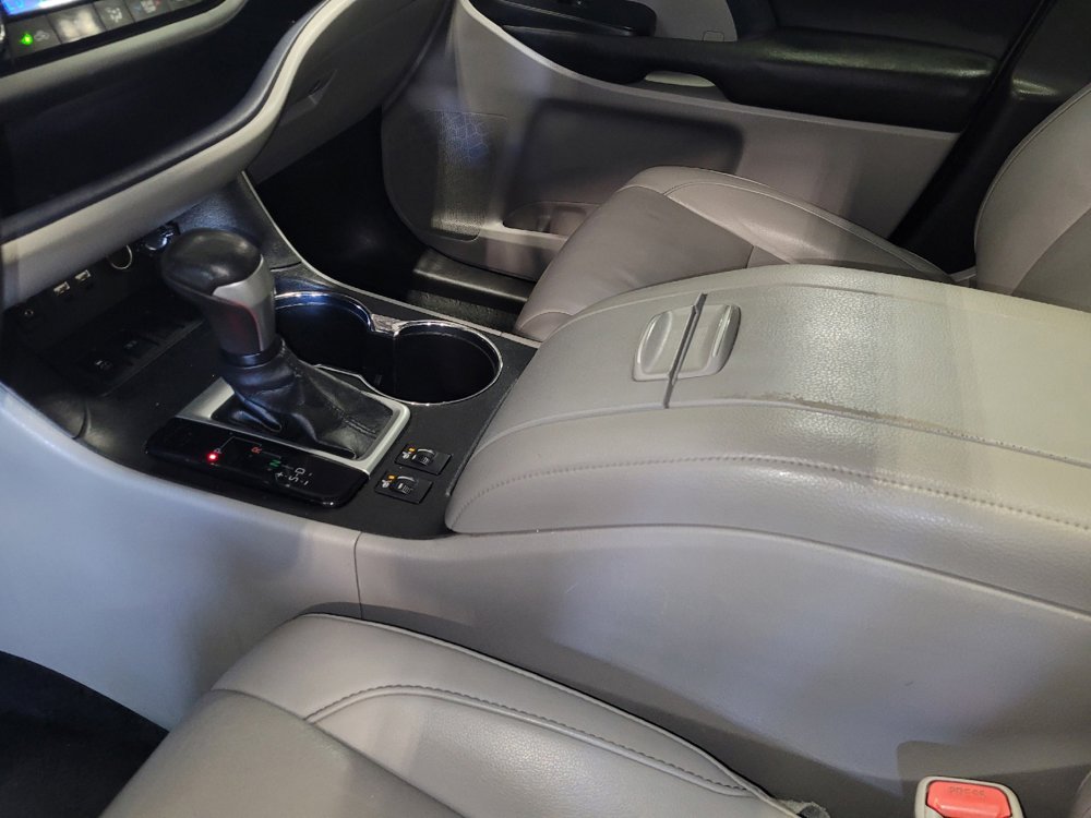 Used 2019 Toyota Highlander XLE FWD image 26