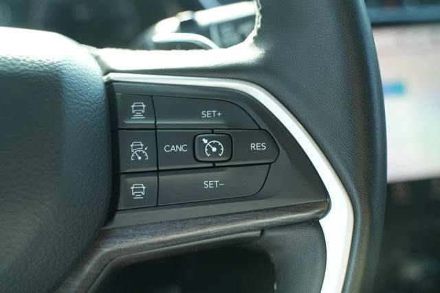 Used 2022 Jeep Grand Cherokee L Limited AWD/4WD image 35