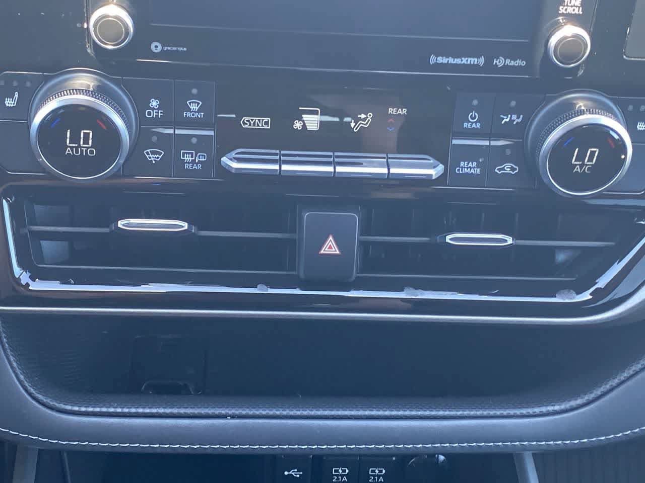 Used 2021 Toyota Highlander XLE AWD/4WD image 19